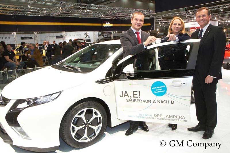 Übergabe des Opel Ampera als Dienstfahrzeug des Verkehrsministeriums